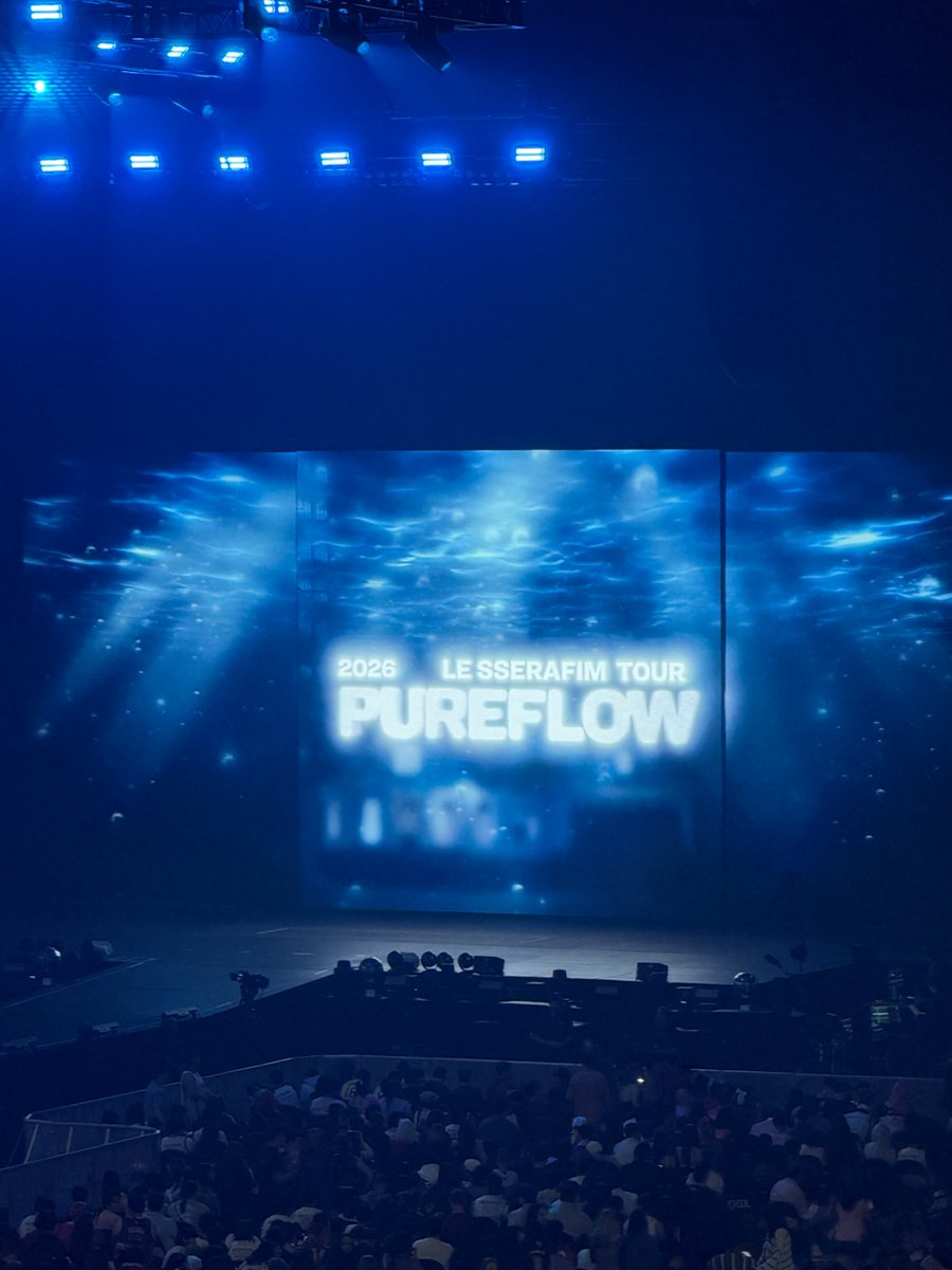 milkieteas's tweet photo. Just got to to tacoma dome have 15 mins to hand out all my freebies for le sseraffim aaaaaa https://t.co/TCbErxT1QX