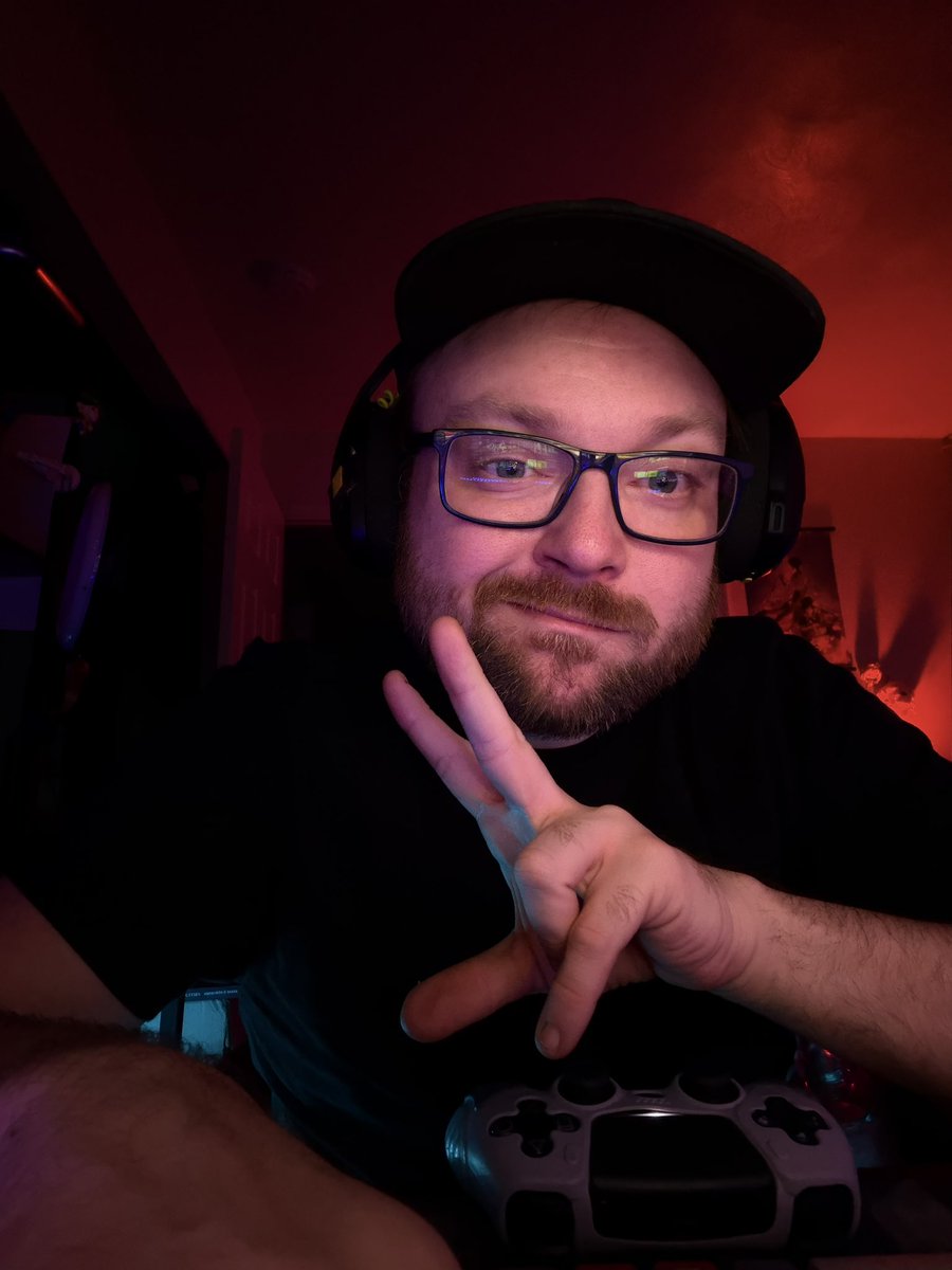 godimophantom's tweet photo. mid game selfie 🧡🙃 https://t.co/ApI15DQ9aS