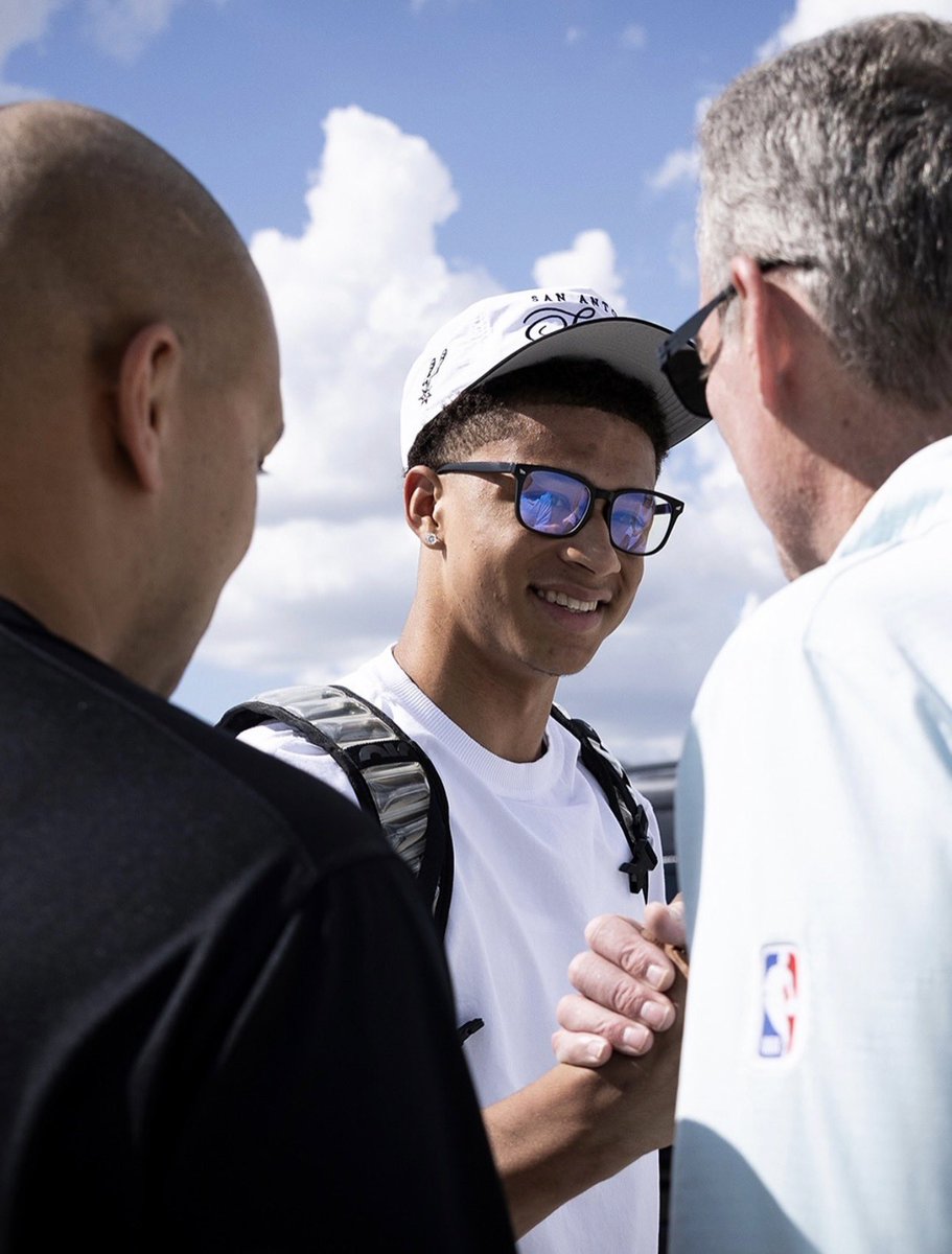 hourlyspurs's tweet photo. carter bryant arriving in san antonio https://t.co/2b5Szioioj