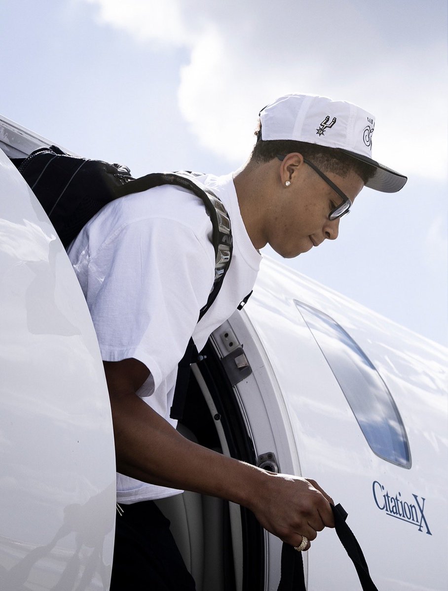 hourlyspurs's tweet photo. carter bryant arriving in san antonio https://t.co/2b5Szioioj
