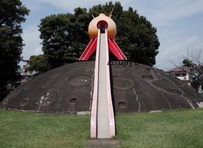 kagawafujiya's tweet photo. どこから見てもUFOやんこれ！な家、
FUTUROのクラファンが始まってます

UFOそっくりだけど、1968年にフィンランドの建築家が数学を駆使して設計した住宅です
スペースエイジムーブメントの代表的な建築です

詳しくはコメ欄のリンク先をご覧ください

あ、この写真はFUTUROではなく、日本のどこかに設置された公園遊具です

たぶん、スペースエイジデザインの影響を受けているんじゃないかと思ってます

FUTUROはこれよりずっとUFOぽいです
その姿はリンク先で