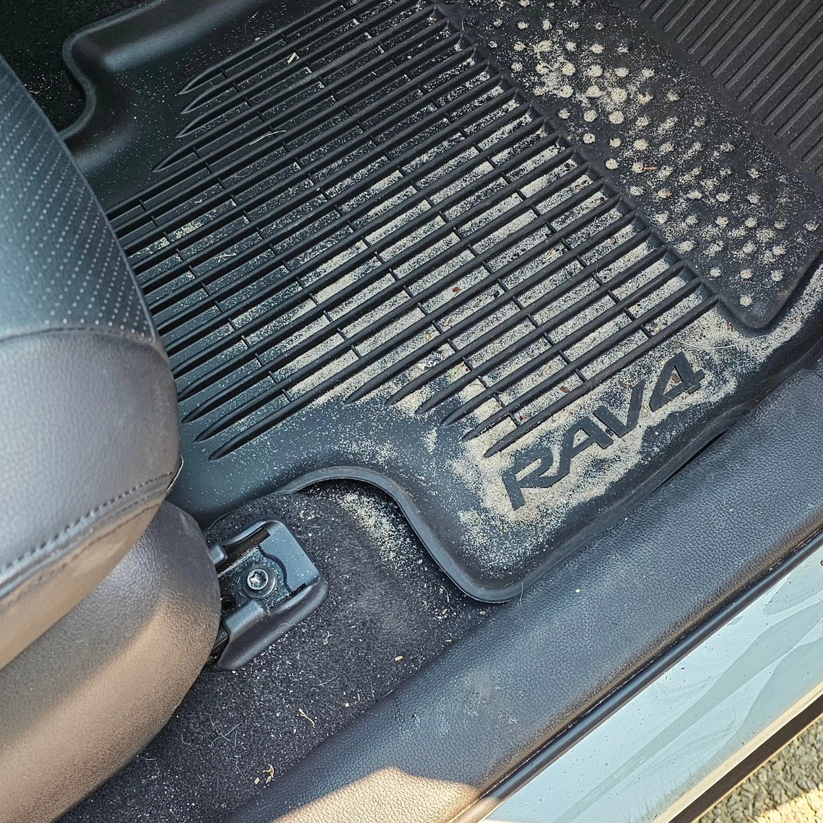nidaaskoglu's tweet photo. RAV4 beach cleanup and 6-month ceramic coating. https://t.co/htcaYSe9NW