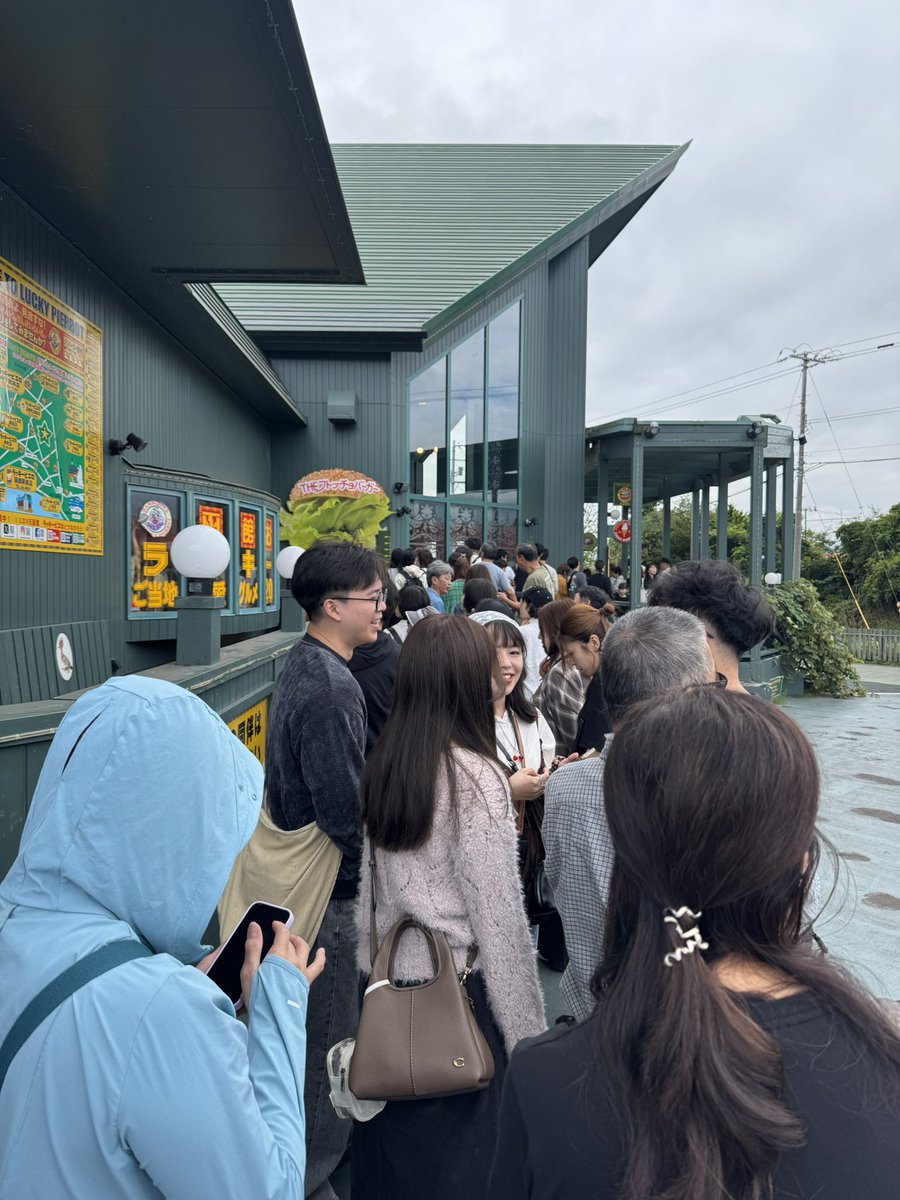 tokko1969's tweet photo. １時間並んだ😢

前に並んでる中国人８人組めっちゃうるさい💢

でも美味しかったから許す。 https://t.co/KjdhI3aKff