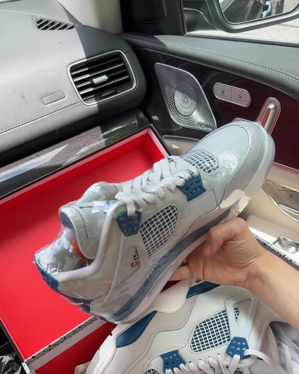 __AidaRodriguez's tweet photo. Just picked these up thanks to @ttmills5571! Thanks to @showroom_atlanta. Nike Jordan 4 https://t.co/cY0mthRBS3