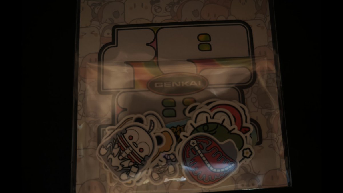 TonTon_mzyb's tweet photo. TGS2026に招待していただいた時に買ったグッズ
あまりにも箱が反射するから接写した焼きパンのぬいと
あまりにも反射するから布を被せながら撮った限界ステッカーだよ https://t.co/1zuHCzQS3E
