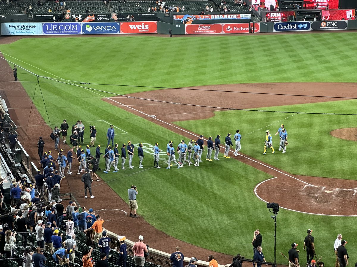 SophiaMinnaert's tweet photo. 98!!! 👋🏼

Brewers are now 98-58 for a franchise record with 6 games left. https://t.co/1uZ0jTHZWN