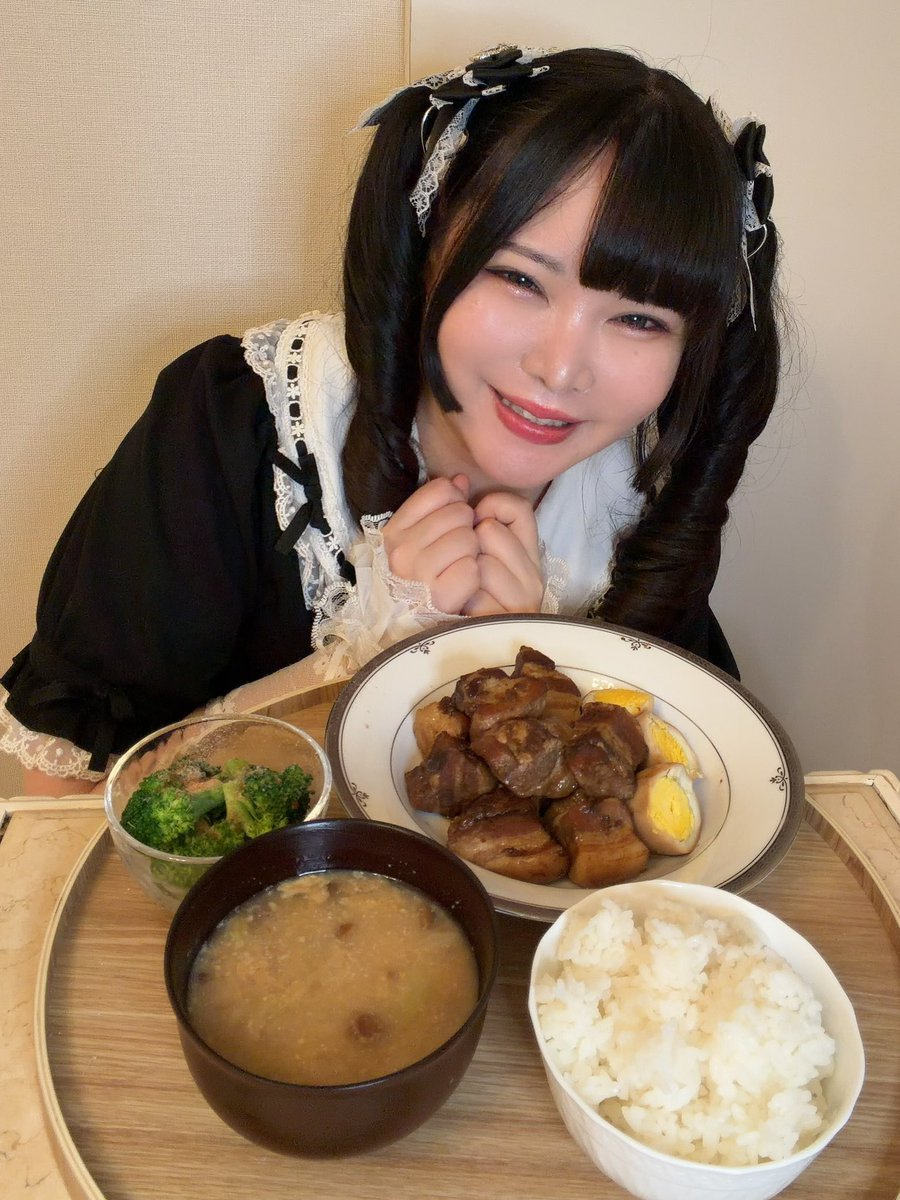 shion0_25mg's tweet photo. 小娘、おはよう。
悪い夢を見たの？

そんな時は、お姉さんがよく言う
「美しき者喧嘩せず」の精神を思い出して。

誰かが可愛いとして、幸せだとして
自分が損をすることなんてないのよ。

大冷笑のこの時代だけど、
人を褒めること、仲良くすること、愛すること、つまり隣人を愛することで、
あなたがピンチの時に、誰かが助けに来てくれたりするからね。

お姉さんの指す美しさとは流行りのお顔かどうかではなく、魂の話よ。

さて、今日も元気に……と言いたいところだけど、
生憎のお天気だからね、今日はほどほどにやりましょ。
