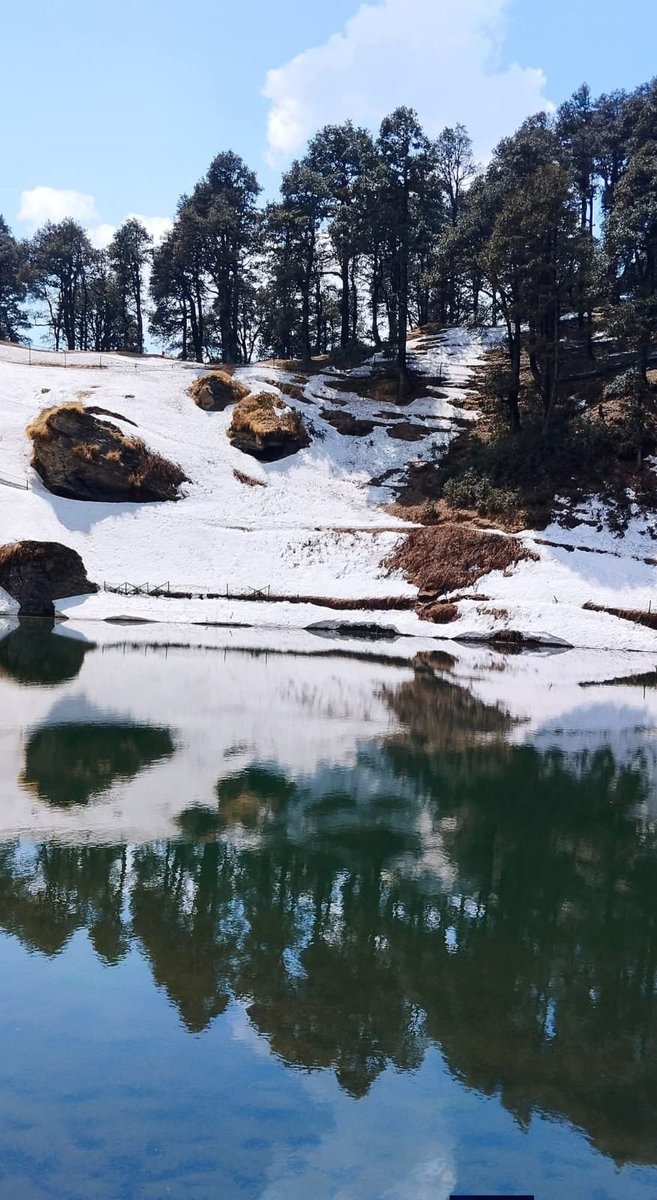 Vic_k_ey's tweet photo. Half snow, half sky, full peace...

#GoodMorning #Pals ���🍀🐦 
Have a peaceful #Monday
Warm Regards🌲🌹🙏

#incredibleIndia 🇮🇳- High-altitude Serolsar Lake at 11K ft heigh from sea level in Seraj Valley.. It's accessible through a 5km trek from Jalori Pass.. #Kullu, #Himachal... https://t.co/1uoQa6YVHJ