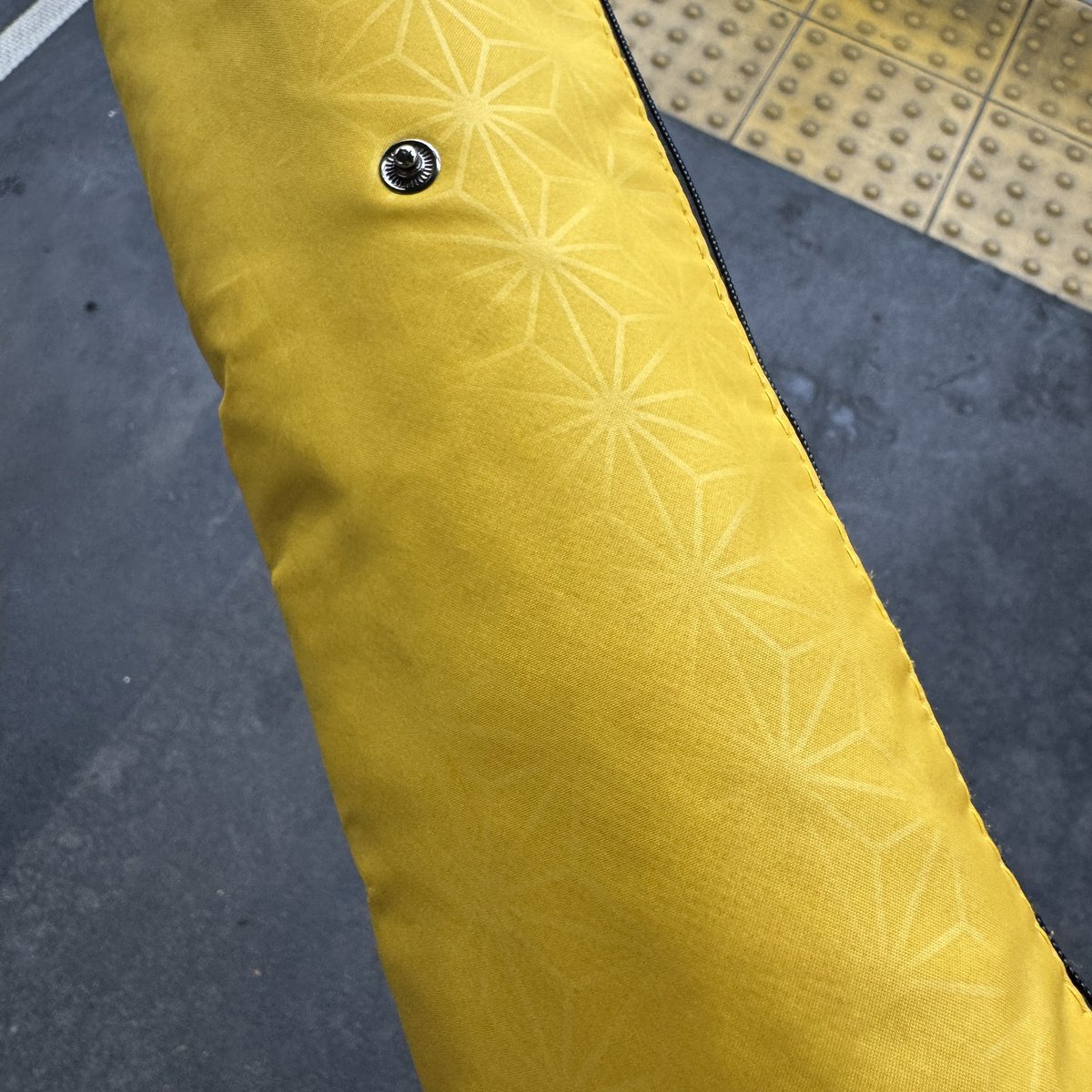 satokokimura's tweet photo. この傘カバー
マジでおすすめなので紹介させて❗️
道で知らない人に「それどこで買いましたか？」って3回くらい聞かれたやつ
→ https://t.co/KHg5RTpzd5

電車とか車の中で広がらないし濡れないし、肩にかけられて手が空くし、雨の日の傘の扱いが本当に楽になります
傘の先はスナップで止めて雫が下に落ちないようにもできます（開けておくこともできる）

お店などの傘立てに立てず、店内に持ち込めるので盗難防止にもなりまふ

布地は和柄の紋様が入ってておしゃれ❤︎
全部で10色あるので、こんな目立つ色じゃなくて黒とか紺もあります
1650円とかで全然高くないので、全員買ったらいと思うよ！

ということで今日は台風ですが、この子と共にちょっとだけおでかけしてきます