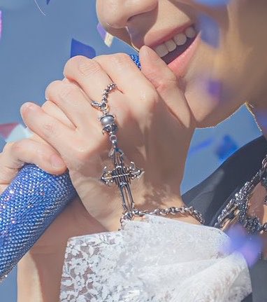 taemjjs's tweet photo. i love you taemin covered in crosses https://t.co/4kq2qqQKJu