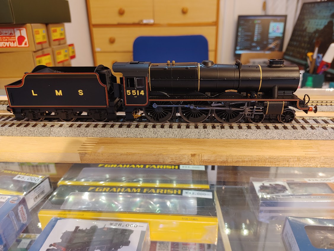 lampgoya's tweet photo. 「LMS Patriot Class 'Holyhead'No.5514」8.9.21
LMSのPatriot ClassはLMSの蒸気機関車の中で人気が高いです。テンホイラー、ベルペア火室、ダブルチムニー等随所に魅力が見られます。黄色い線は麦わら色というそうです。模型としては久しぶりの再販でDCCは21ピンの仕様になります。 https://t.co/VGQAa8RfMb