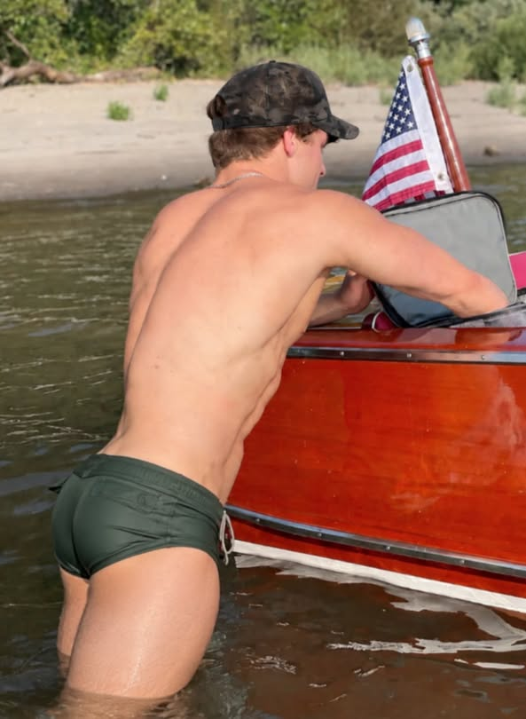 Navythunder808's tweet photo. Summer is coming to a close. Time to bust out those gray sweatpants. https://t.co/qYbNVUqg1l