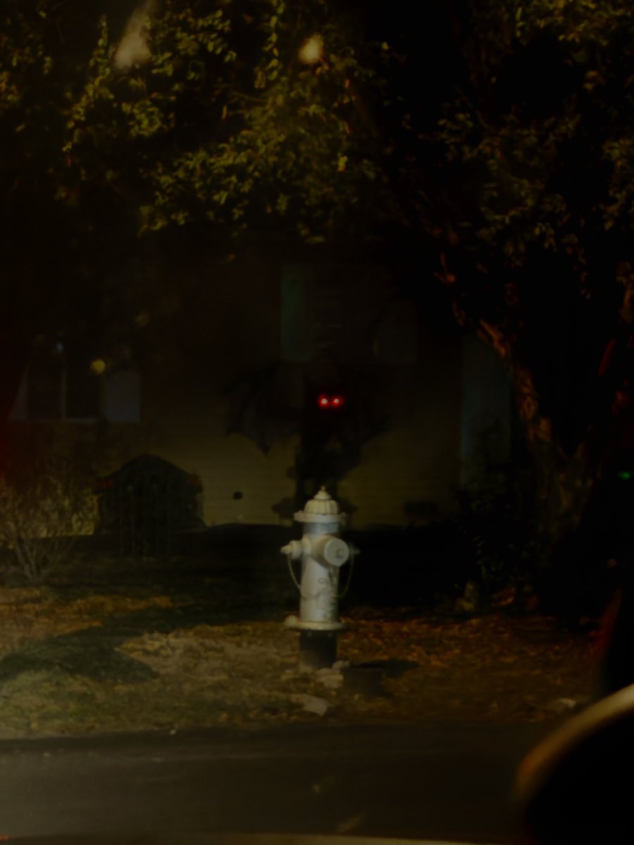 Smith_Everitt's tweet photo. I’m embarrassed to say that this freaking Halloween decorations scared the crap out of me https://t.co/snqqG1E7Nw