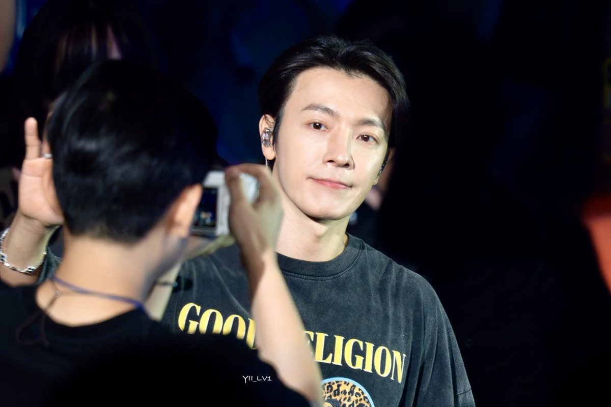 YII_lv1's tweet photo. 𝟤𝟨𝟢𝟫𝟢𝟨 𝗗𝗢𝗡𝗚𝗛𝗔𝗘 𝟭𝗦𝗧 𝗦𝗢𝗟𝗢 𝗘𝗡𝗖𝗢𝗥𝗘 𝗖𝗢𝗡𝗖𝗘𝗥𝗧 [𝗔𝗟𝗜𝗩𝗘] 𝗶𝗻 𝗦𝗘𝗢𝗨𝗟 𝗗𝟯
.
Happy happy happy birthday to you ଘ(੭ˊᵕˋ)੭
.
#DONGHAE #동해 
#superjuniordne #슈퍼주니어 https://t.co/WsOyD0X5Ew