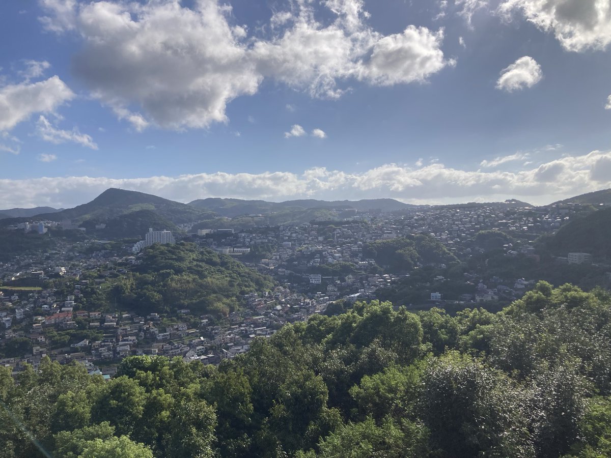 fuurai6211's tweet photo. グラバー邸の裏山！鍋冠山展望台にやってきました✨
山の上に何かあるぞと遠目に分かる展望台🔭
一見きつそうですが、グラバー邸まではエレベーターもあったりするので勢いで登りきってしまいましょう💥

長崎中心部や女神大橋を一望できるご褒美景観♪
安心してください！トイレもありますよ（？） https://t.co/5jY2ZPd3O1