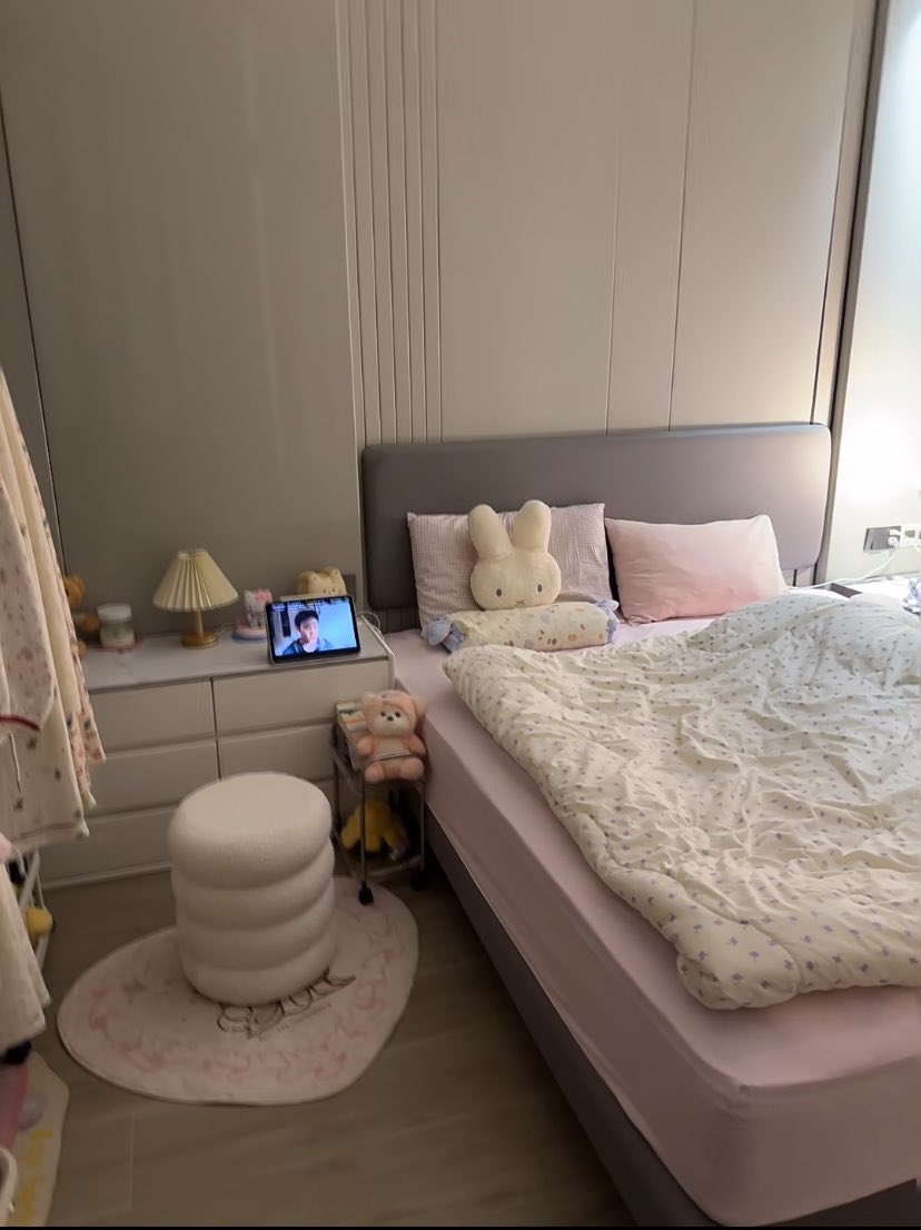 cornersandlight's tweet photo. My little room at night 🌙 https://t.co/DjfLoUCVC2