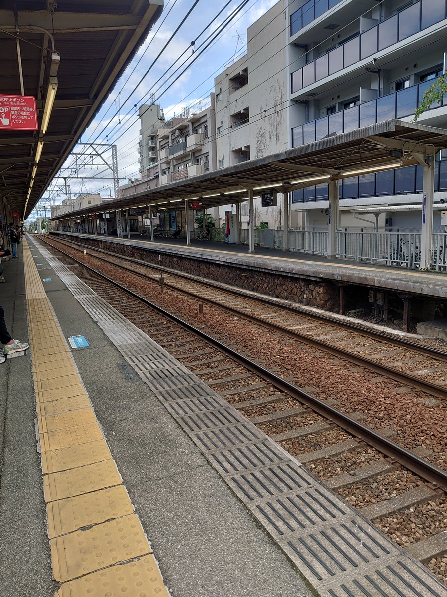 kanriabird's tweet photo. シルバーウィークの3日目
大阪へ阪急電車で移動中です
連休中なのに駅は人出がまばらです
#神戸　#阪急電車 https://t.co/hJ3lu95USd