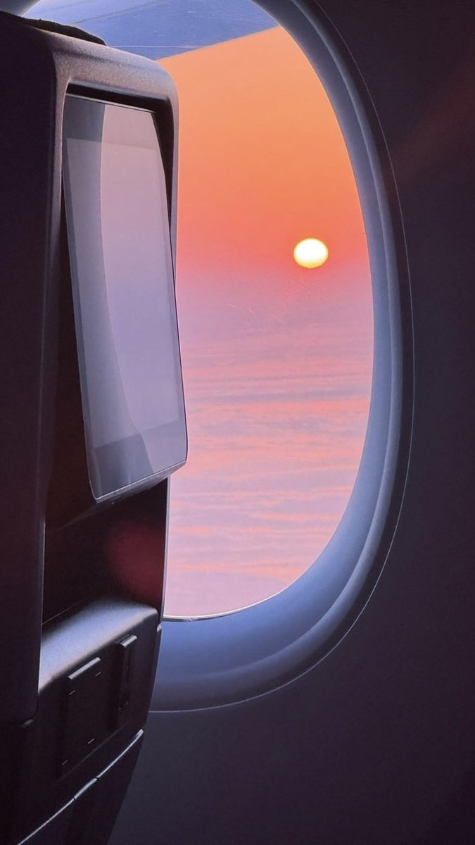 300moods's tweet photo. airplane sunset https://t.co/bzt2o8yM76