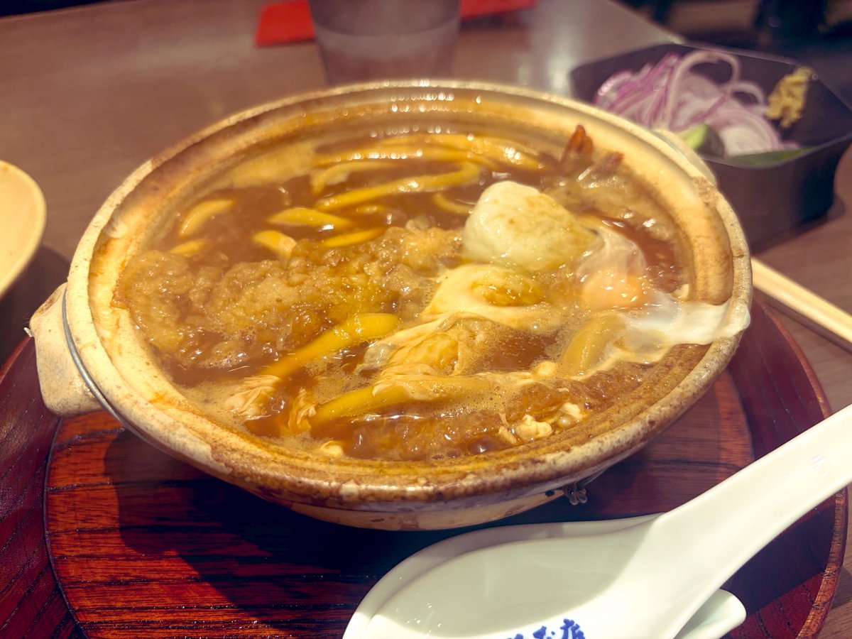 masa71915329's tweet photo. 新幹線50分くらい遅延だって💦
なので、味噌煮込みうどんをシバキました🍜
遅延で人がごった返してる😵‍💫😵‍💫
早く帰りたいのだが…😭😭😭 https://t.co/PjEwudUdN6