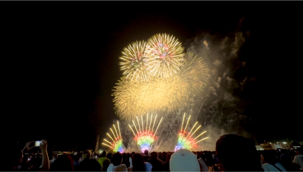 madokaaa's tweet photo. 姫路みなと祭海上花火大会へ行ってきた。
サカナクションの多分、風。に合わせて打ち上がる花火が最高に気持ち良かった。
風で流される花火すら演出に思えるほど、とても綺麗だった。

そんな夏の終わり。 https://t.co/LtHbXYfAUx
