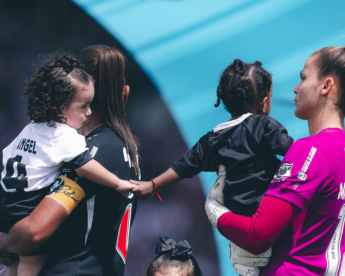 crmaltinas1923's tweet photo. 🫱🏽‍🫲🏾 🥰 💢 

Construímos pontes indestrutíveis hoje. Viva o Vasco de mulheres.. e de meninas!

Boa noite, torcida vascaína!

📸 Giancarlo Santorum https://t.co/gOt8tL6ggW