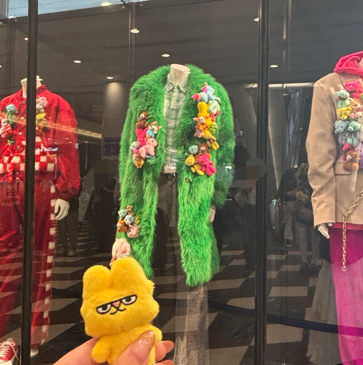 marui_seka1's tweet photo. チラチLOVEの衣装展示、横から撮られている天才的なツイートを見たのでわたしも横からいっぱい見てきた😻 https://t.co/APOhPBPw8u