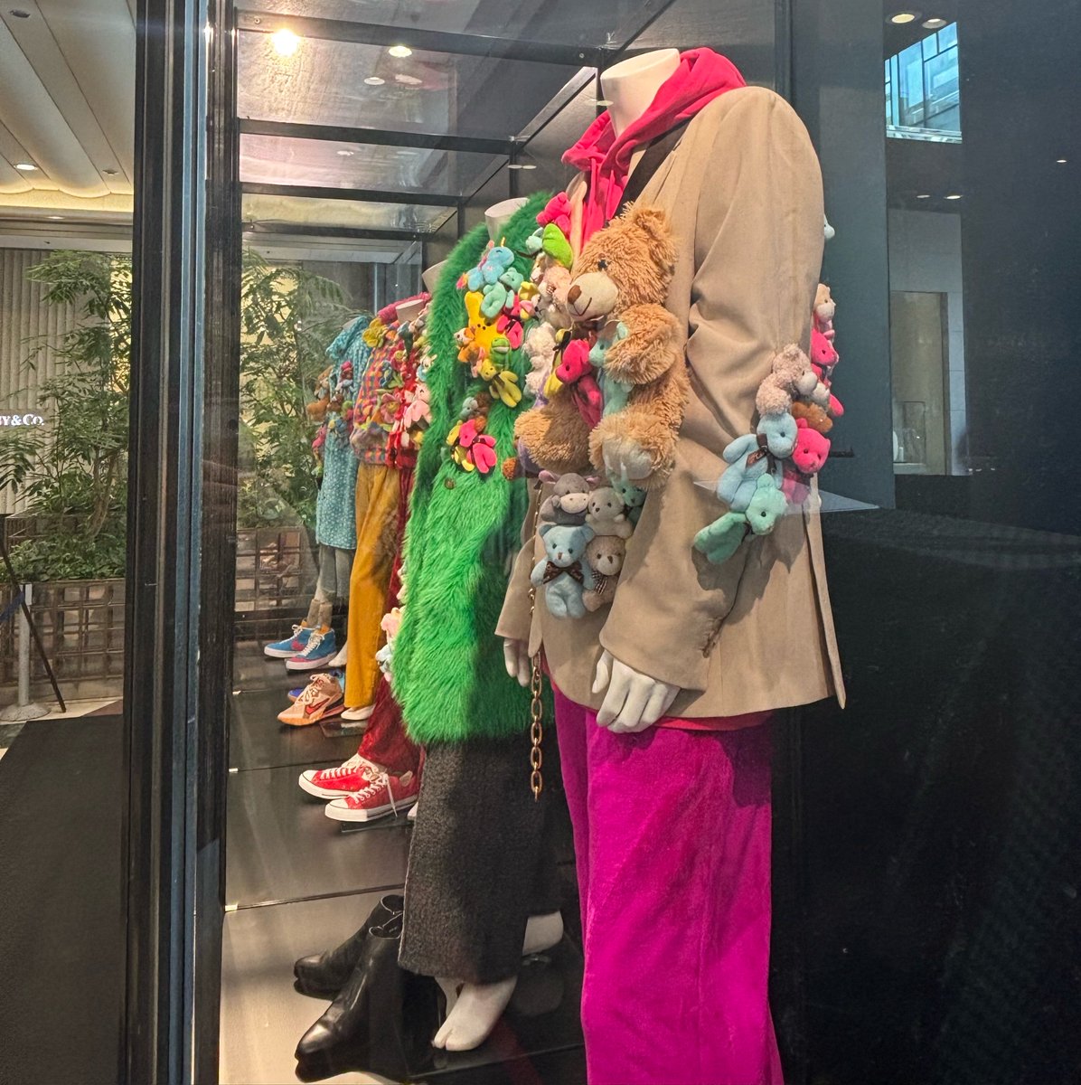 marui_seka1's tweet photo. チラチLOVEの衣装展示、横から撮られている天才的なツイートを見たのでわたしも横からいっぱい見てきた😻 https://t.co/APOhPBPw8u