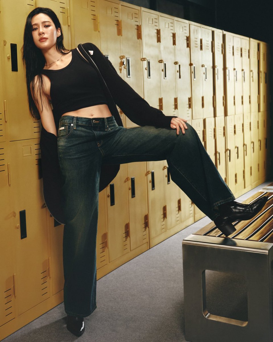 EverydaynewsTH's tweet photo. Calvin Klein เปิดตัวแคมเปญเดนิมประจำซีซัน Fall 2026 "Feel the Fit" ทั่วเอเชีย โดย "หลิงหลิง-คอง" มาร่วมถ่ายทอดความมั่นใจอย่างเป็นธรรมชาติผ่านเดนิมไอคอนิกของ Calvin Klein ประจำซีซัน Fall 2026 "Feel the Fit" นำเทคโนโลยีมาผสานเข้ากับกางเกงยีนส์รุ่นไฮไลต์ประจำซีซัน ทั้งกางเกงยีนส์เอวสูงทรงขาม้า (High Rise Flare) กางเกงยีนส์ทรงตรงสไตล์ยุค 90 (90s Straight) และกางเกงยีนส์ทรงขากว้าง (Wide Leg Jean) ซึ่งมาพร้อมเทคโนโลยี Thermolite ที่ช่วยเพิ่มความอบอุ่น ขณะเดียวกันก็ยังคงสัมผัสเบาสบาย เหมาะสำหรับสวมใส่ในช่วงที่อากาศเย็นลง
.
ส่วนกางเกงยีนส์ทรงแบ็กกี้ (Low Rise Baggy Jean) กลับมาในงานฟอกสีใหม่ สามารถจับคู่กับแจ็กเก็ตเดนิมทรงคลาสสิกเพื่อสร้างลุคดับเบิลเดนิม หรือเลือกสวมกับแจ็กเก็ตเดนิมทรงทรักเกอร์แบบเปิดด้านหน้า เพื่อคอมพลีตลุคเท่สบายๆ สำหรับวันลำลอง

#EVERYDAYth
#LinglingKwong
#LinglingkwongxCalvinklein 
#Calvinklein