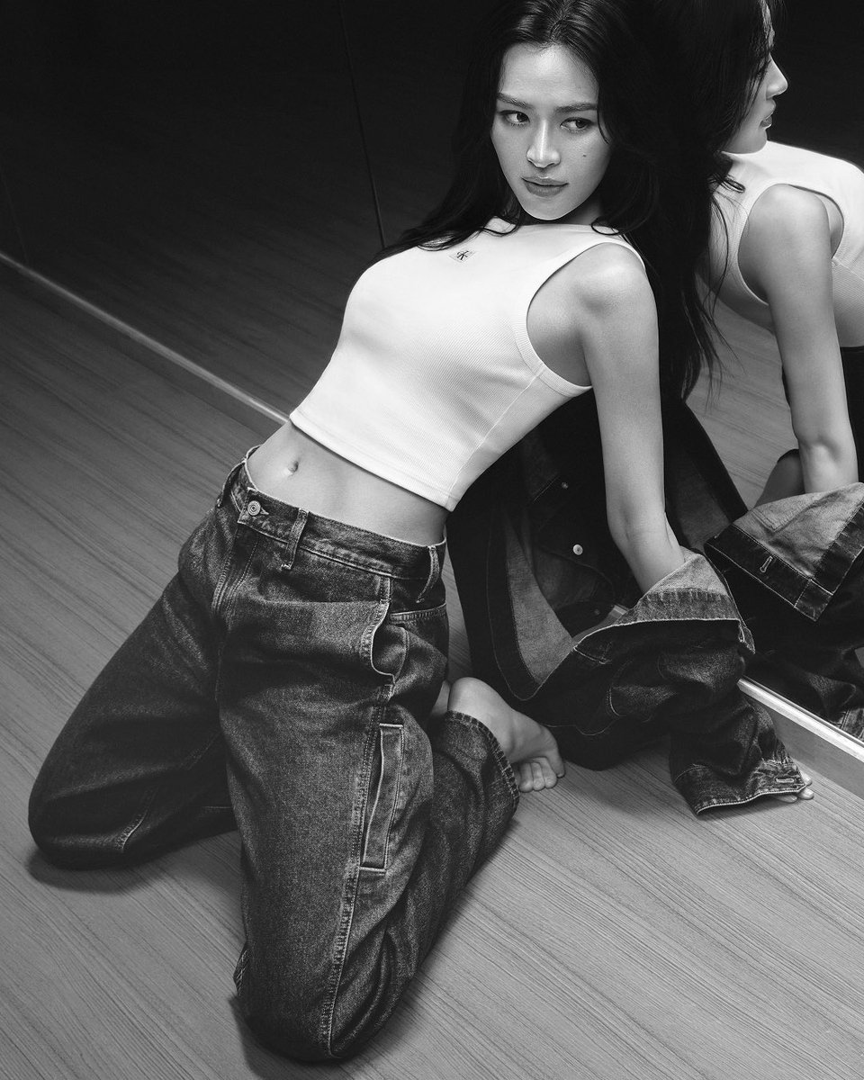 mintmag_th's tweet photo. ใส่สบายทุกวัน! ‘หลิงหลิง คอง‘ เปิดตัวแคมเปญเดนิมประจำซีซัน Fall 2026 “Feel the Fit” ของ Calvin Klein ทั่วเอเชีย ที่เทคโนโลยีมาผสานเข้ากับกางเกงยีนส์รุ่นไฮไลต์ประจำซีซัน ทั้ง High Rise Flare, 90s Straight และ Wide Leg Jean ด้าน Low Rise Baggy Jean กลับมาในงานฟอกสีใหม่ 💚

#LinglingKwongxCalvinKlein
#CalvinKlein
#LinglingKwong
#MintNews
