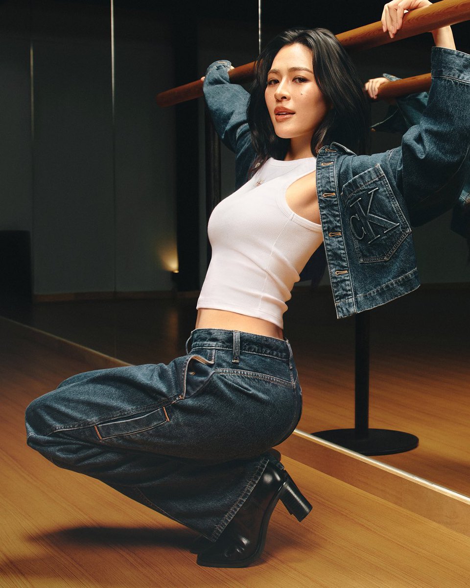 mintmag_th's tweet photo. ใส่สบายทุกวัน! ‘หลิงหลิง คอง‘ เปิดตัวแคมเปญเดนิมประจำซีซัน Fall 2026 “Feel the Fit” ของ Calvin Klein ทั่วเอเชีย ที่เทคโนโลยีมาผสานเข้ากับกางเกงยีนส์รุ่นไฮไลต์ประจำซีซัน ทั้ง High Rise Flare, 90s Straight และ Wide Leg Jean ด้าน Low Rise Baggy Jean กลับมาในงานฟอกสีใหม่ 💚

#LinglingKwongxCalvinKlein
#CalvinKlein
#LinglingKwong
#MintNews