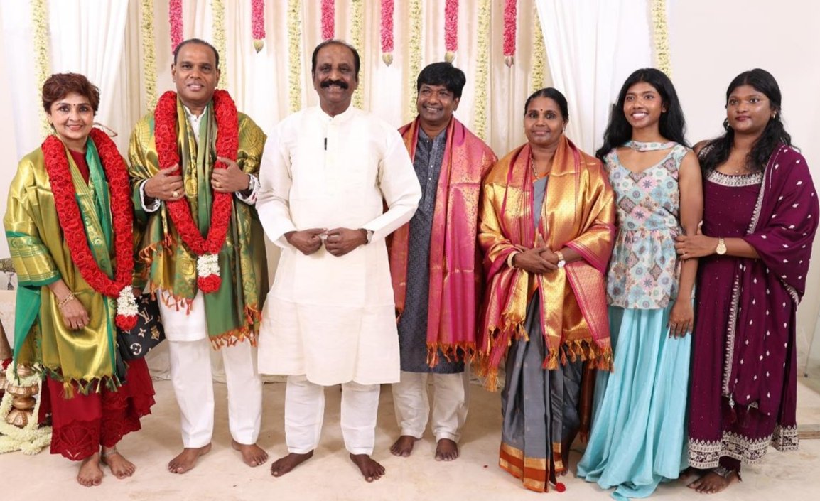 Vairamuthu's tweet photo. நீலாங்கரை

நிதி மேலாண்மையாளர்
கார்த்திகேயன் - வளர்மதி
இணையரின்
புதுமனை புகுவிழா

மலேசியாவிலிருந்து
வாழ்த்த வந்திருந்த
டத்தோஶ்ரீ எம்.சரவணன் - 
டத்தின்ஶ்ரீ கவிதா
இணையரின்
திருமண நாளும் அதுதான்

மனை புகுவிழா
மணம் புகுவிழா இரண்டையும்
நிறைவோடு நிகழ்த்திவைத்தேன்

நண்பர்களின் வளர்ச்சி
எப்போதும் எனக்குப்
பெருமகிழ்ச்சி

"விட்டு விடுதலை ஆகும்
இடமே வீடு
அதில் ஆரோக்கியம்தான்
முதற்பேறு" என்று குறிப்பிட்டேன்

புதுமனை புகுவிழாப் பாட்டு:

"ஜன்னல் வழியே காற்றே வருக
கதவு வழியே செல்வம் வருக
வடக்குப் பார்த்தே வாசல் வைத்தோம்
வாழ்க்கை செழிக்க

முன்னே காணும் புல்வெளி வாழ்க
மொட்டை மாடி ரோஜா வாழ்க
ஊமைத் தென்றல் ஓடிவரட்டும்
ஊஞ்சல் அசைக்க

எங்கள் இதயம் அடுக்கிவைத்து
இந்த இல்லம் எழுந்ததம்மா
நீ சுவரில் காது வைத்தால்
மனத் துடிப்பு கேட்குமம்மா

நம் சொந்தம் வளர்ந்திருக்க
பந்தம் தொடர்ந்திருக்க
தலைமுறை இருபது
வாழும் நம் வீடு"
