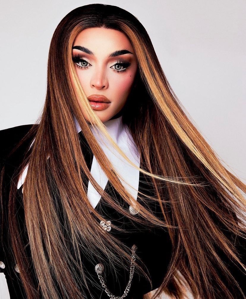 TheePopCore's tweet photo. Brazilian drag queen Pabllo Vittar reveals the tracklist for her upcoming album:

1. FUTURE
2. BAD GOOD
3. ROCKSTAR (feat. Villano Antillano)
4. ATTENTION
5. FRIENDS WITH...
6. BETTER THAN A FEELING
7. BODY TYPE (feat. Urias)
8. POLIZIA (feat. Mahmood)
9. SKIN
10. BIG BANG (feat. La Cruz)
11. ALONE
12. CARNAVAL