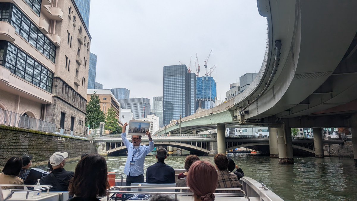 tk46u's tweet photo. 突発的に、船にも乗りました。

麒麟像のある日本橋の裏側には、関東大震災のときに燃えた船のぶつかった跡、火災の煤が今でもこびり付いています。

写真のジャンクションは、地下に移行するそうです。どうやって工事するんだろう…。

『この一帯、空が帰ってきます』と言っているのが印象的でした。 https://t.co/1Izq40CXgJ