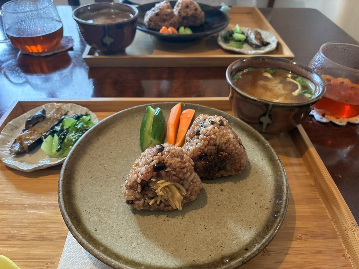 SalonLiebe's tweet photo. widerhallのセッションは、西荻窪にある一軒家カフェ＆サロンhanaさんで開催しています。ご飯もスイーツもお茶も、優しく丁寧で最高に美味しい😍✨昨日はセッションの合間に、玄米酵素おにぎりプレートを。身体が芯から喜んだ…💕
https://t.co/vk5uB4BtrQ https://t.co/rN06nNXfyo