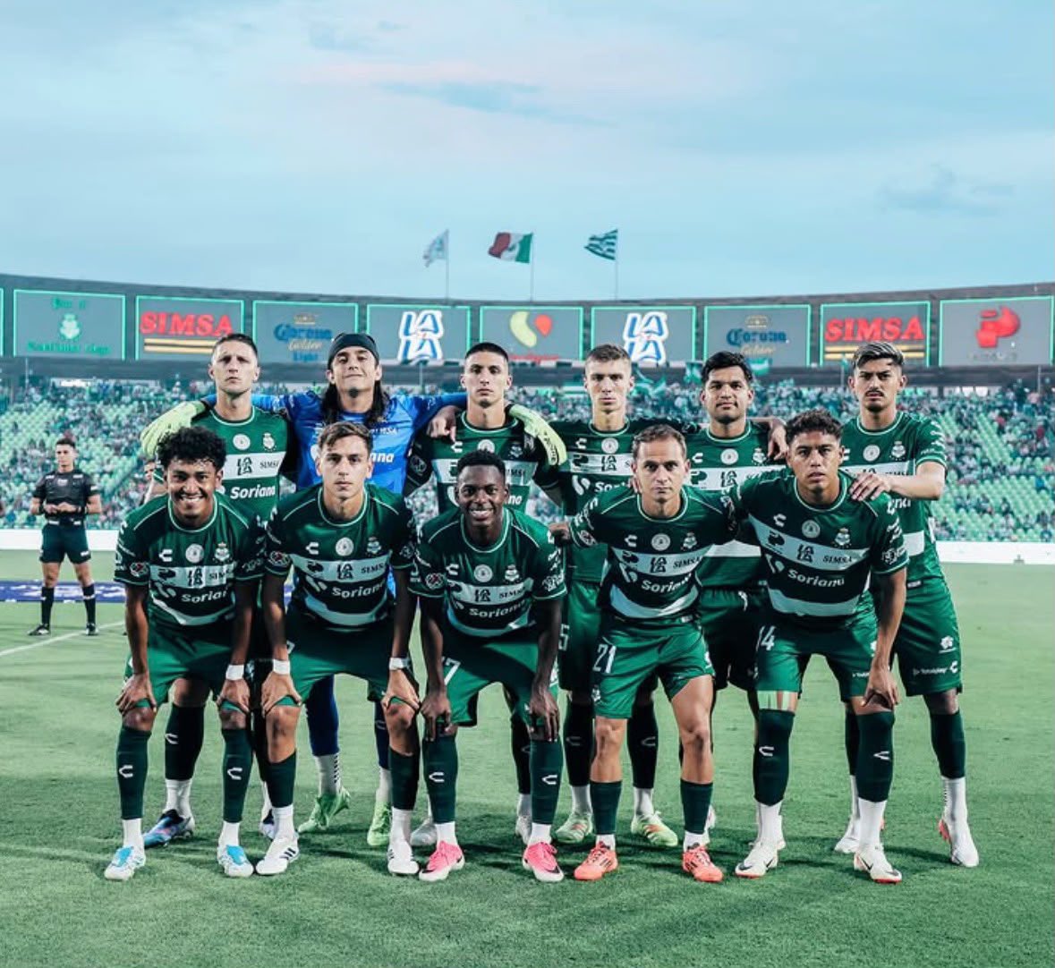 LadeportivaTRC's tweet photo. Desde que Carlos Acevedo sonríe en la foto, todo es diferente. ELIJO CREER. 🇳🇬👏🏻⚽️ https://t.co/GhrAz7zQ9B