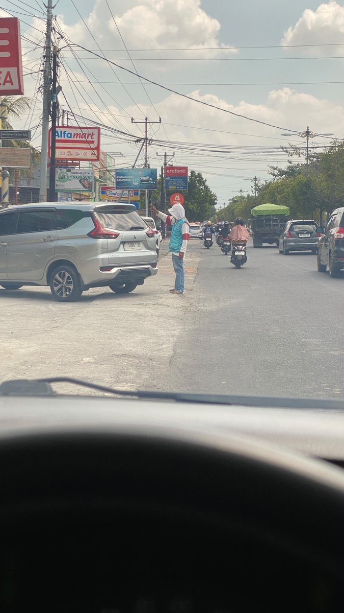 KapudS640's tweet photo. The real pembunuh UMKM 😭

Penjual nasi jual Rp10 ribu, modalnya Rp7 ribu, untung cuma Rp3 ribu. Bangun pagi buta, masak, siapin semuanya dari awal.

Lah, tukang parkir tanpa modal bisa untung Rp2 ribu. Datang seenaknya, bantu kagak, untung iya 😭 https://t.co/8IReUxhhrI