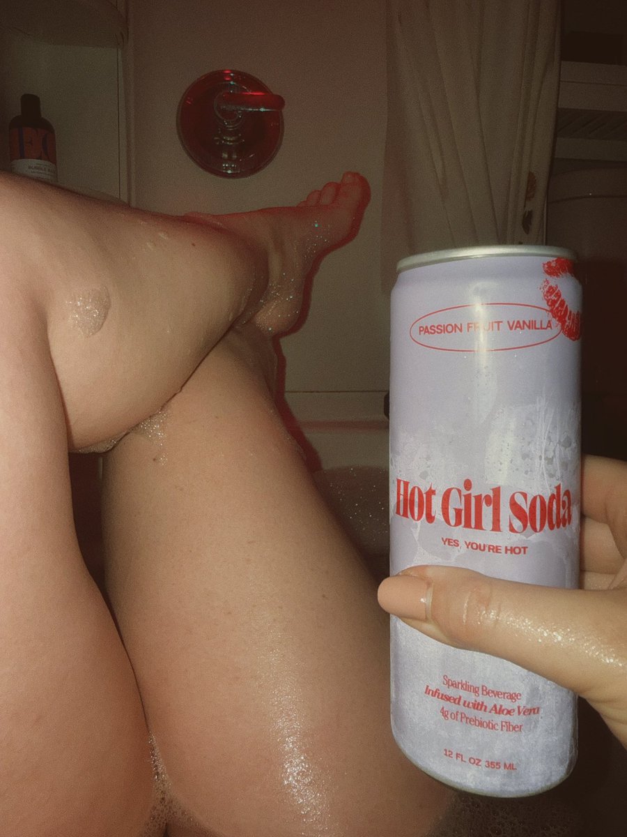 TheGoddessEco's tweet photo. Sunday night. In a bubble bath. Listening to new music &amp; trying a new drink.🫧

What are you doing? Preparing for your work week I hope.🫧

&amp; maybe you’ll dream of me if you’re lucky.💋 https://t.co/bl8zlZzYlm