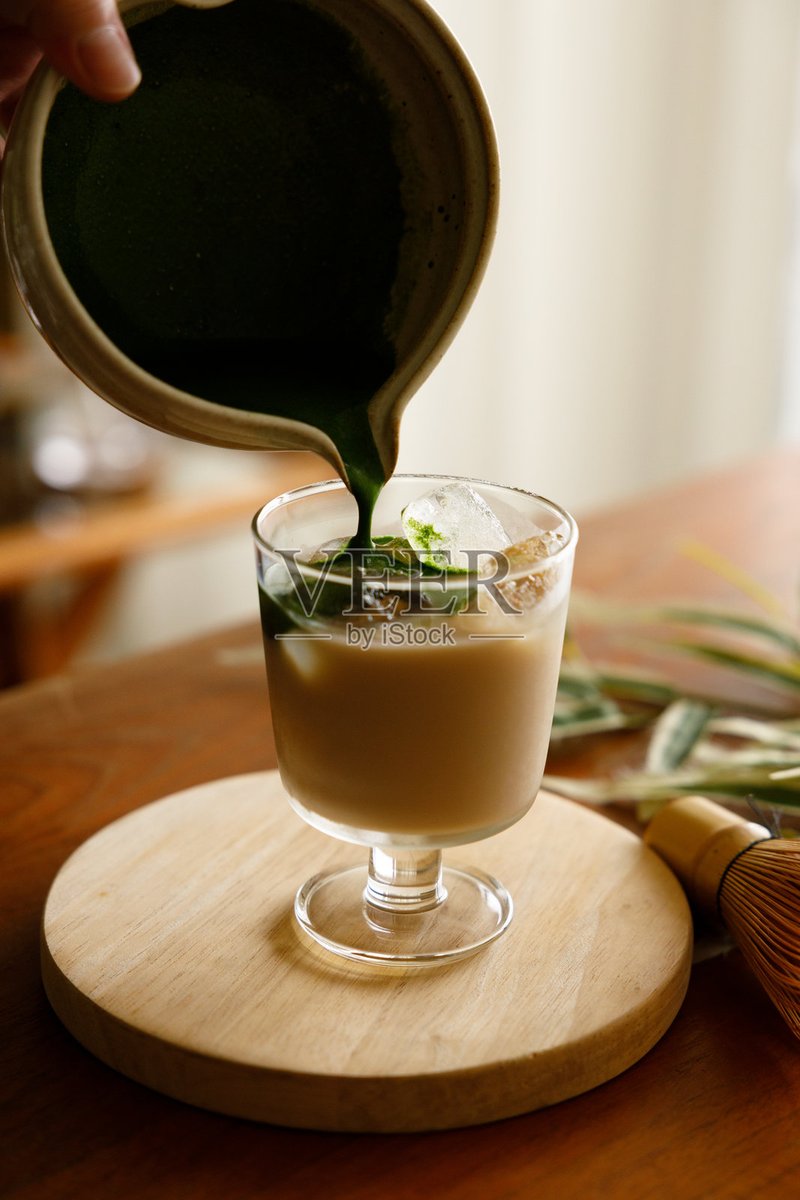 JenneferTaclmo's tweet photo. Beat the heat with this 2-min iced matcha latte! Whisk matcha powder, warm water, add ice + oat milk, done. Smooth, creamy, and way better than store-bought! https://t.co/rBry2JUgWd