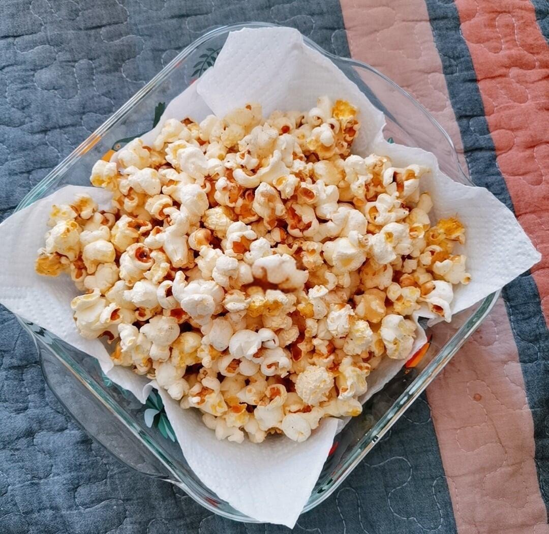 dav2idadamwr8i's tweet photo. Just found a bag of buttery popcorn with a hidden layer of chocolate crunch—split this snack joy with your bestie today! https://t.co/xed1yH750h