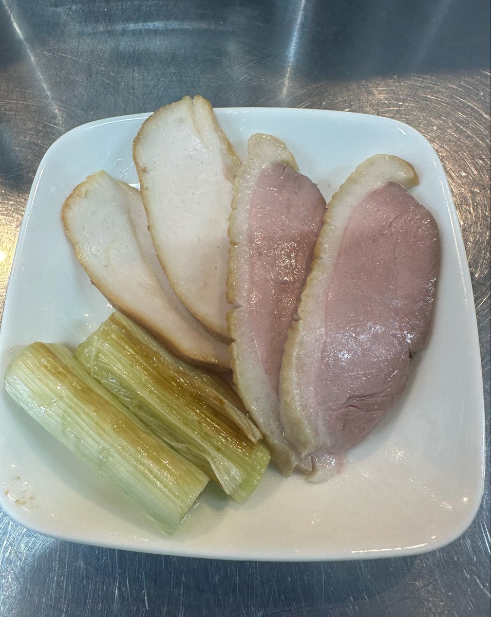 yuimaru_cafe's tweet photo. 本日限定
燻製チャーシュートッピング出来ます。
お昼のみの営業です。14:00まで。 https://t.co/29zBwBciPF