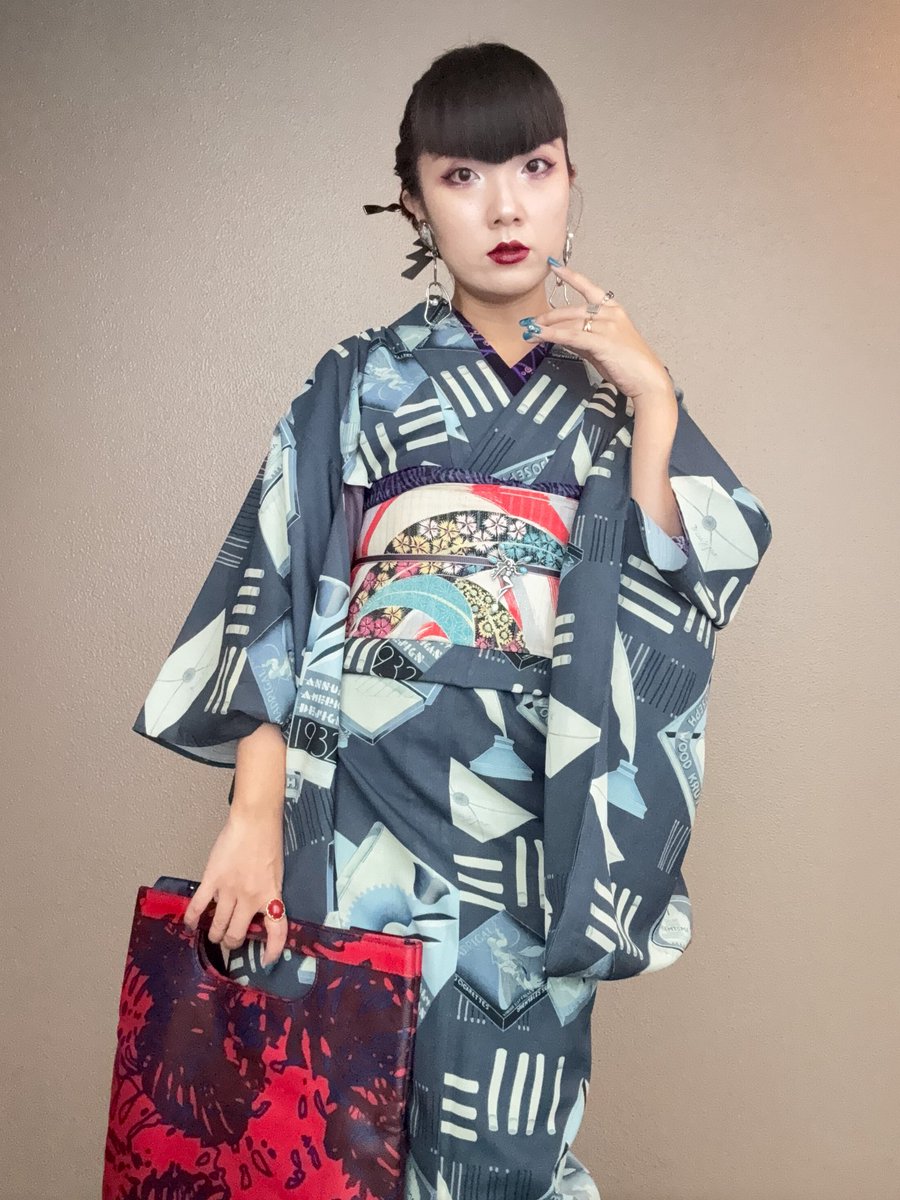 takako_abe__'s tweet photo. 草履履きたかったけどさすがに諦めたし、靴に合わせてバッグとアクセサリーはあまり和っぽくないものをチョイス。
長着は @PhiladelShion さんのセオ、靴はさんかくさん @sankak_kimono ×しまむら、イヤリングは @tsuu_accessory さんのオイスター🦪
台風はもうちょっと空気読んで！！ https://t.co/85BWXlMfk0