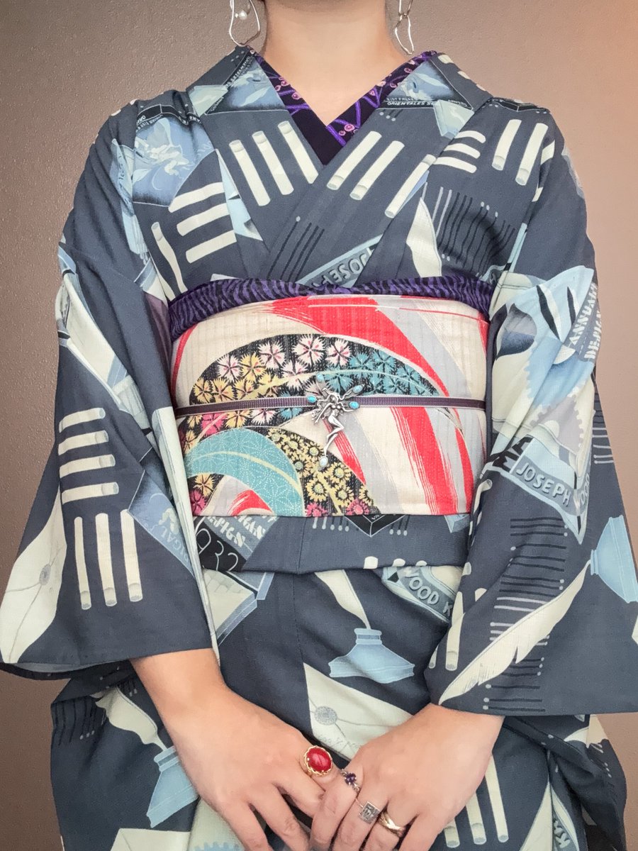 takako_abe__'s tweet photo. 草履履きたかったけどさすがに諦めたし、靴に合わせてバッグとアクセサリーはあまり和っぽくないものをチョイス。
長着は @PhiladelShion さんのセオ、靴はさんかくさん @sankak_kimono ×しまむら、イヤリングは @tsuu_accessory さんのオイスター🦪
台風はもうちょっと空気読んで！！ https://t.co/85BWXlMfk0