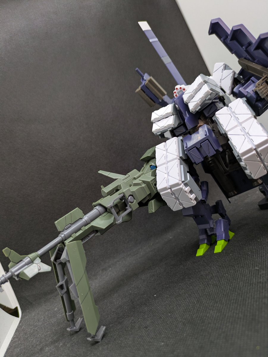 guramadon's tweet photo. FA四八式二型　輝鎚乙狙撃仕様
最近予約開始されたガールの元ネタ。
本体も武器も大きく迫力凄いです。
中々の重さなのですが、中身はアーキテクトなので足や腰の関節ごと取れます。ポージングは難しいです。
重装甲な砲撃機体いいよね。
#コトブキヤ
#フレームアームズ 
#プラモデル好きと繋がりたい https://t.co/PRDGzEu0B4