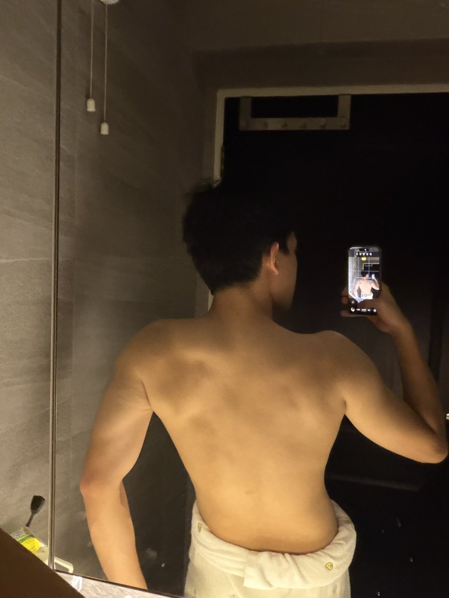 cogzac's tweet photo. don't got a big back bc i'm still a big back https://t.co/EOMLlTXtrc