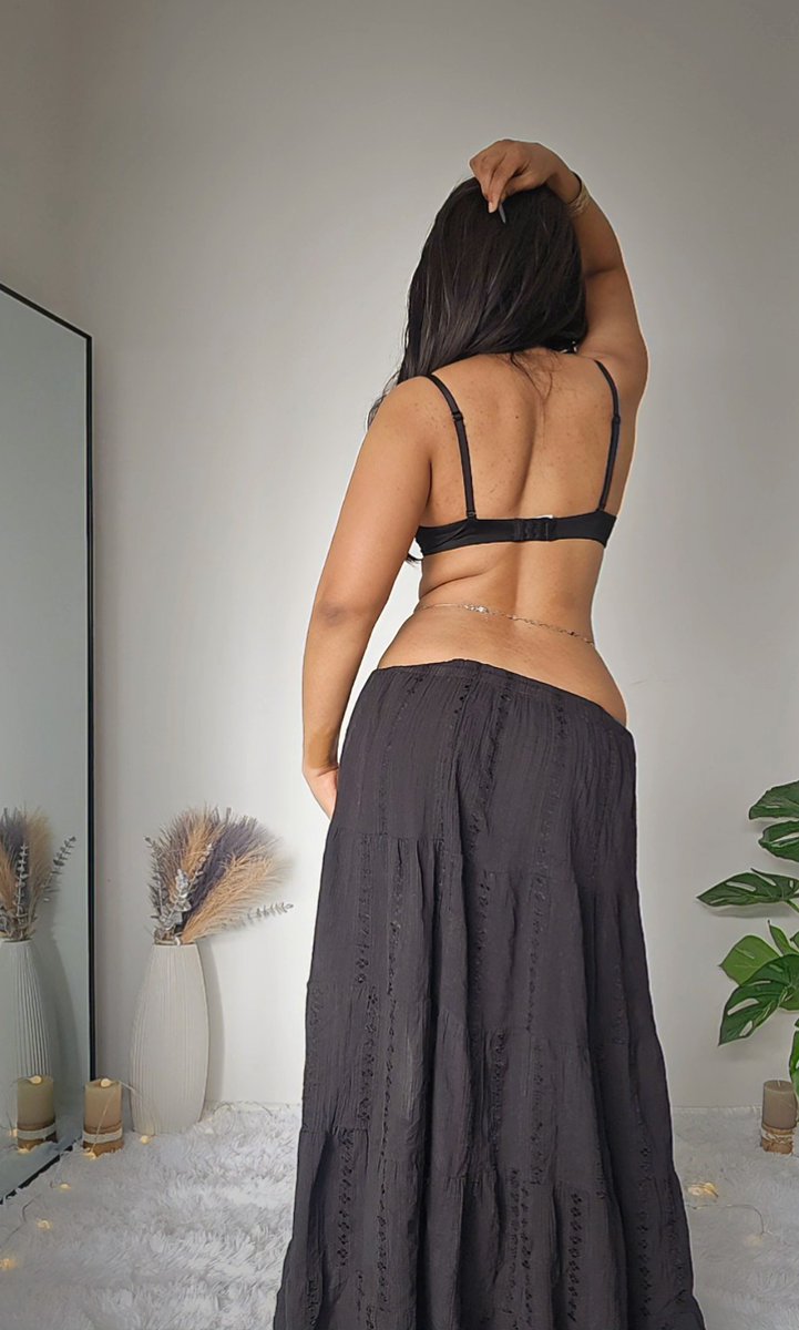 IndianGirl_Jen's tweet photo. Traditional enough to love long skirt 🖤 https://t.co/e1QRGH0pFQ