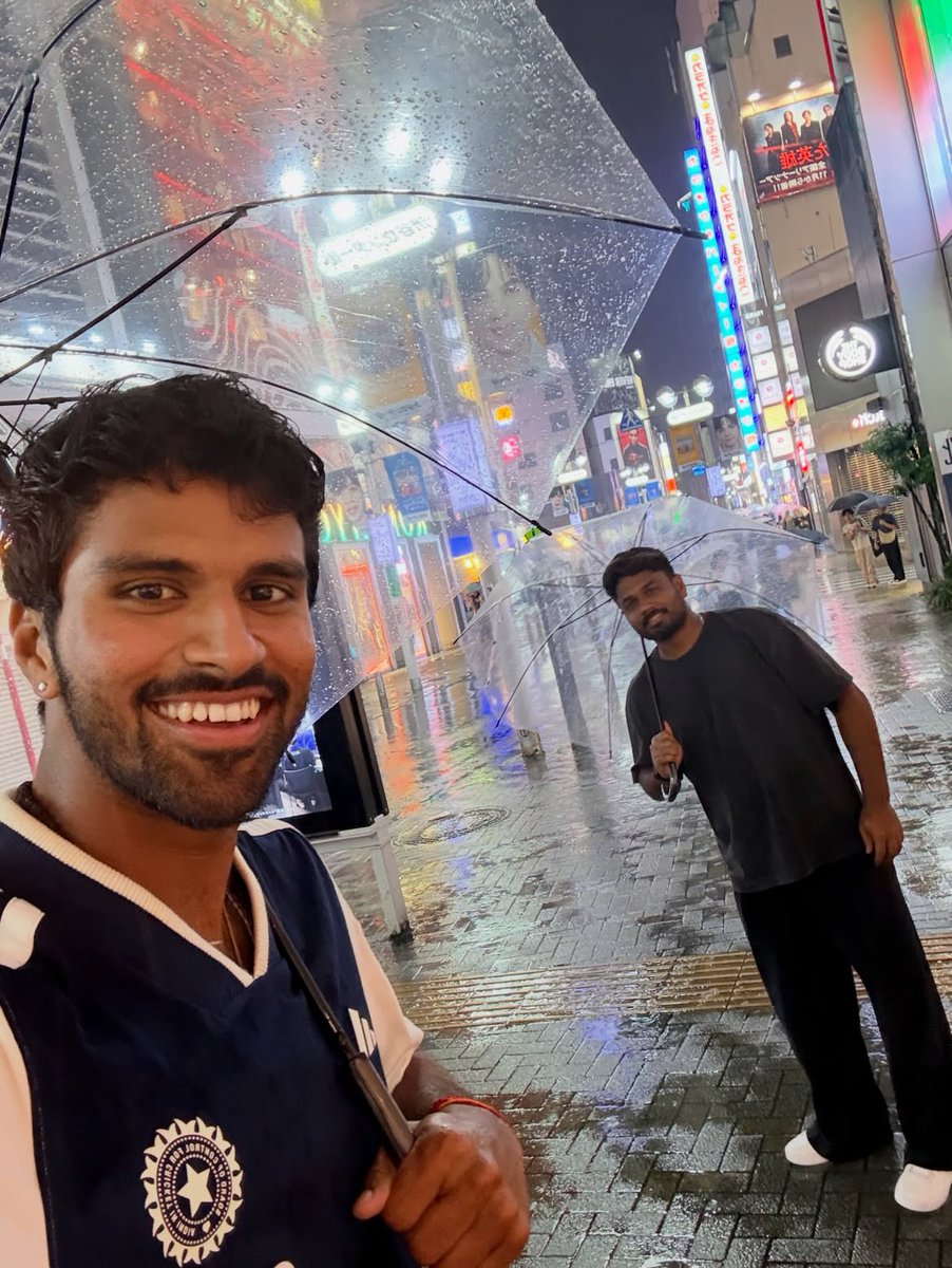 Sundarwashi5's tweet photo. Clear umbrella and Tokyo lights #oneofakind https://t.co/lHAUSvsSfV
