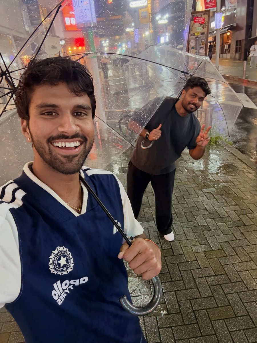 Sundarwashi5's tweet photo. Clear umbrella and Tokyo lights #oneofakind https://t.co/lHAUSvsSfV