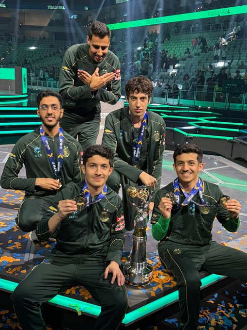 Smith_Ali1's tweet photo. انا ليه امس نايم الساعة 6 ، يقطع ام القهر 

يلا عوافي اهم شيء فزتوا الف مبرووووووووك يا عياااال 🥳🥇
@Rw9_rl 
@kiileerrz 
@dralii897 
@id7oom_24 https://t.co/68AZZGkll7