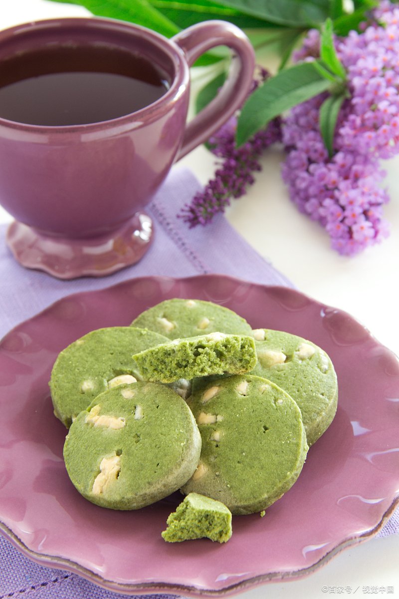 NurFadi17166287's tweet photo. Just got the limited edition matcha white chocolate cookies from the new snack store—crunchy, not too sweet, and perfect to share with friends! Who’s coming over for a bite https://t.co/cR8gJrRNRx