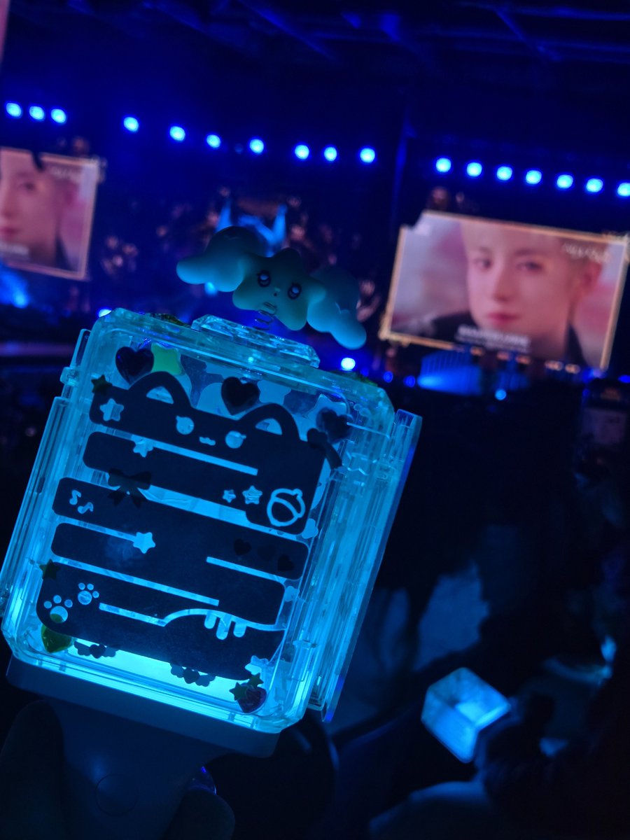 rikujjang's tweet photo. i love how wishbong changed colors as the princes were being introduced 🥹 wish govt assigned colors 4everrr https://t.co/3cUIeSQ5XW